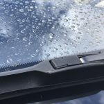 Svi ih vide, a niko ne zna čemu tačno služe: Prava funkcija crnih tačkica na staklu automobila