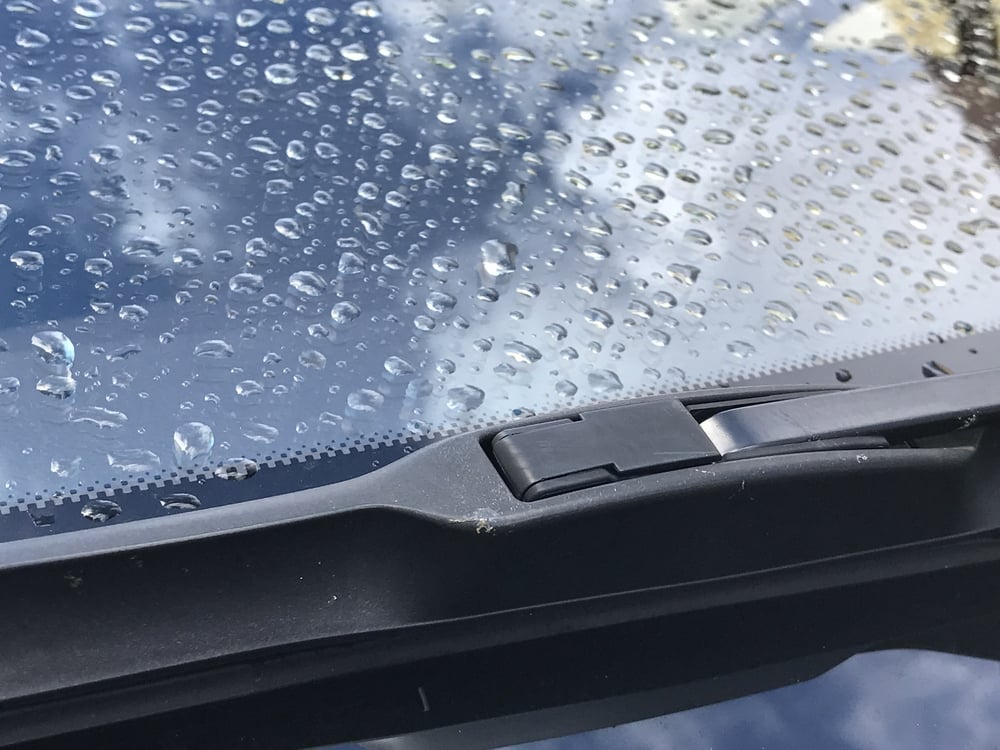 Svi ih vide, a niko ne zna čemu tačno služe: Prava funkcija crnih tačkica na staklu automobila