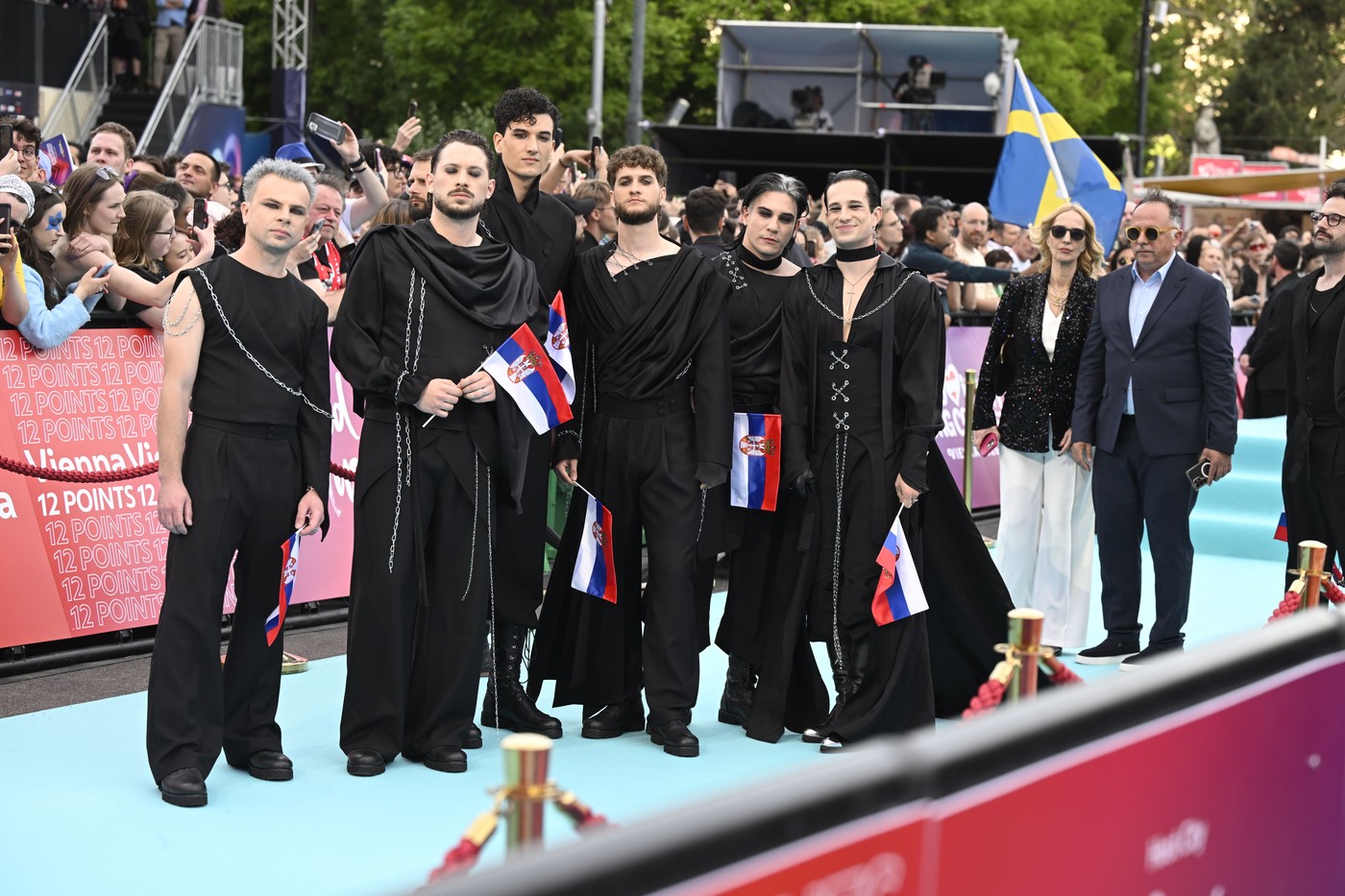 Lavina privukla sve poglede u Beču: Tirkizni tepih Evrovizije pretvorili u modni spektakl