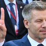 Ovo je devojka Petera Mađara: Na aerodromu je dočekao sa buketom cveća i video je odmah postao viralan