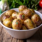 Trik iskusnih kuvara za čišćenje mladog krompira: Skida koru začas, a ruke ostaju čiste