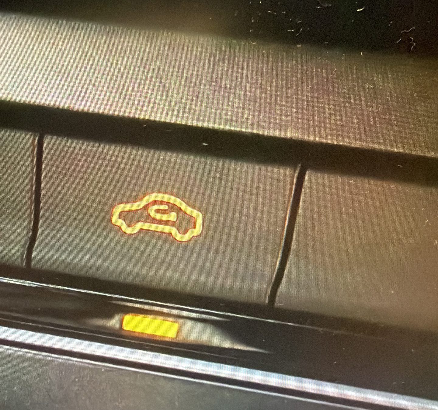 Vozači tek sad otkrivaju čemu služi dugme sa strelicom u automobilu, većina ga pogrešno koristi