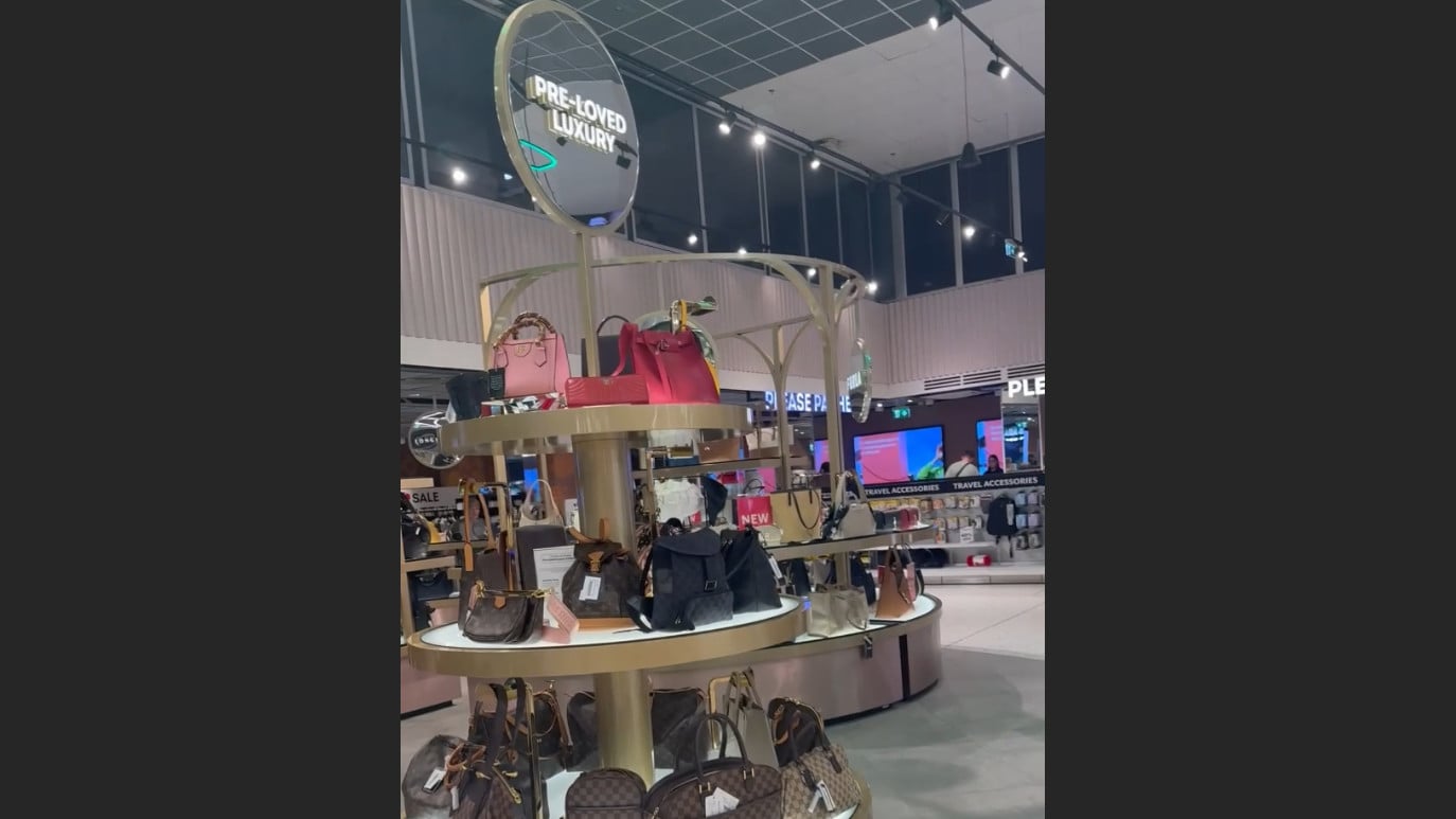 Najskuplji second hand u Srbiji nalazi se na aerodromu! Polovne Luj Viton torbe koštaju preko 1.000 evra Najskuplji second hand u Srbiji nalazi se na aerodromu! Polovne Luj Viton torbe koštaju preko 1.000 evra