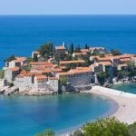 Nakon 5 godina ponovo se otvara Sveti Stefan: Ležaljke 240 evra za dan, meštani ljuti zbog još jedne stvari
