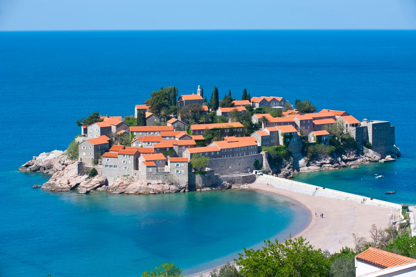 Nakon 5 godina ponovo se otvara Sveti Stefan: Ležaljke 240 evra za dan, meštani ljuti zbog još jedne stvari