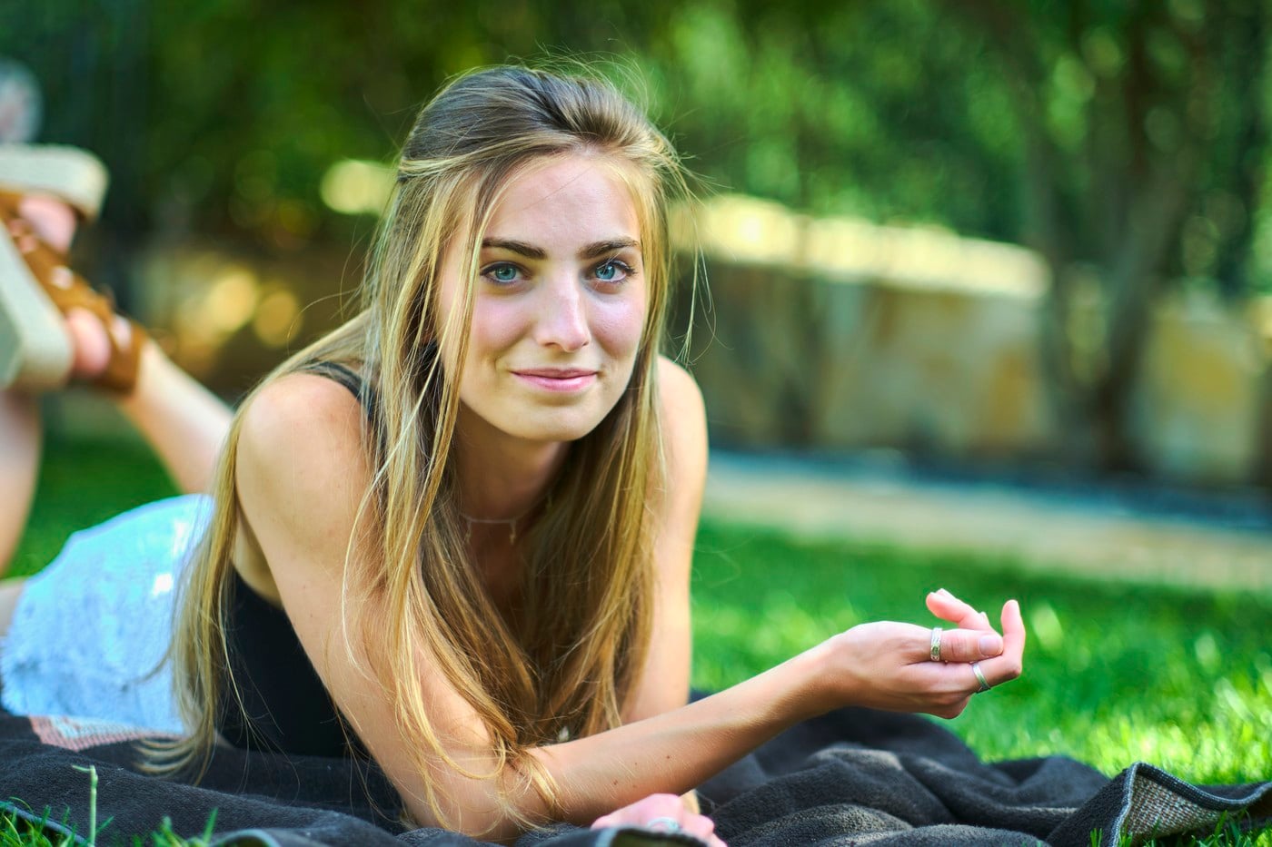 žena