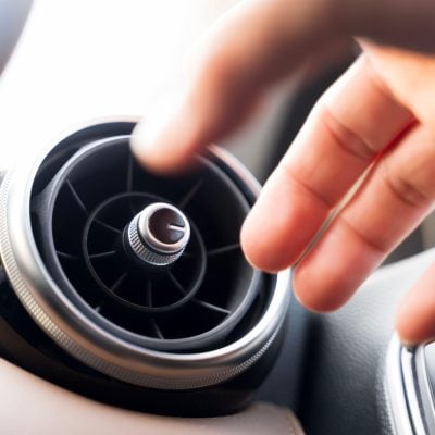 Klima u automobilu ne hladi kao nekad? Možda svakog dana pravite jednu od ovih grešaka