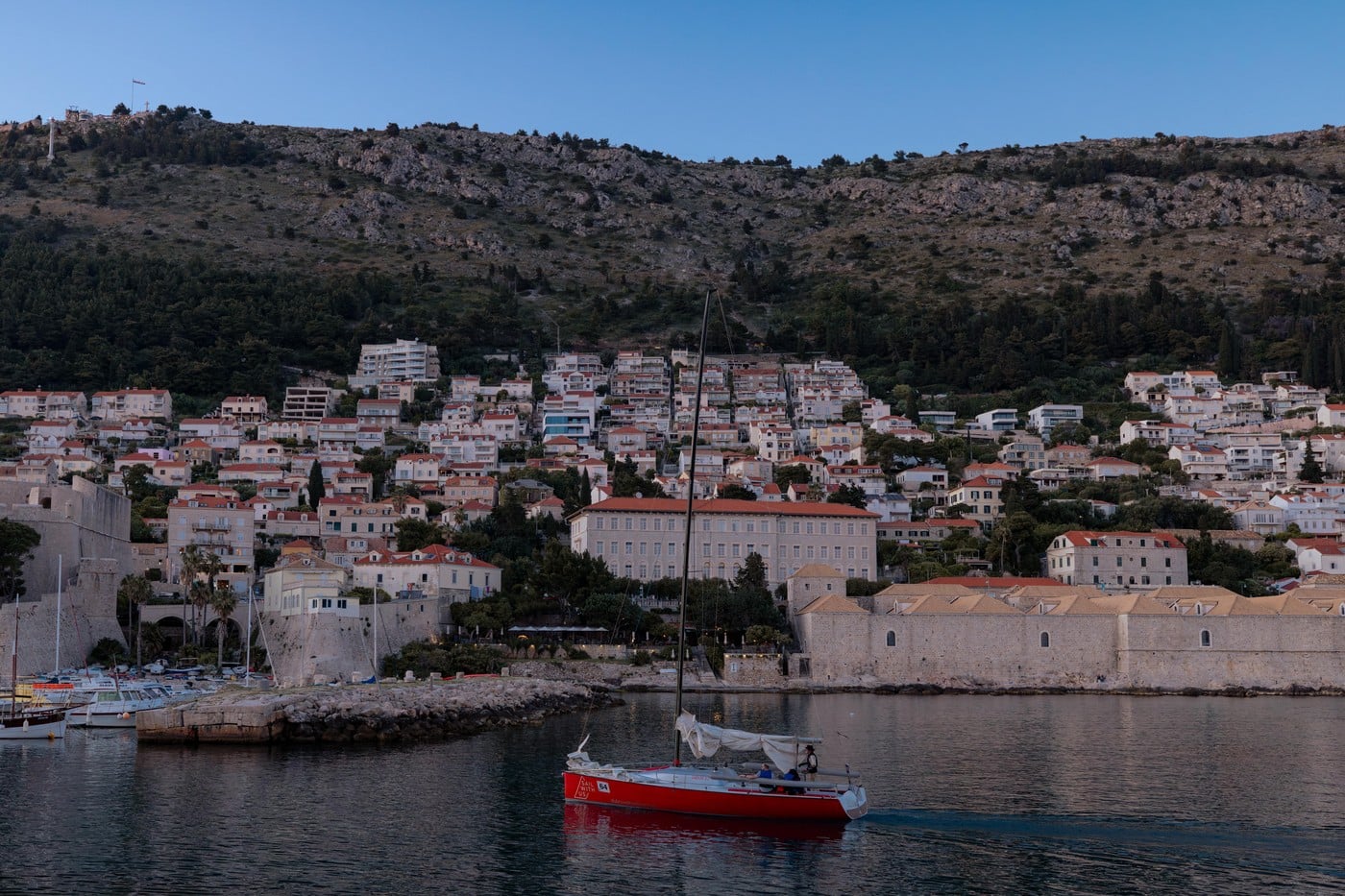 Turisti ponovo šokirani cenama u Hrvatskoj: Kokteli 17 evra, domaće vino preko 10, a Dubrovnik je tek posebna priča