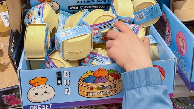 Zašto su sva deca (a i odrasli) odlepili za "squishy dumpling" igračkama? Izgleda slatko, ali krije i ozbiljan problem
