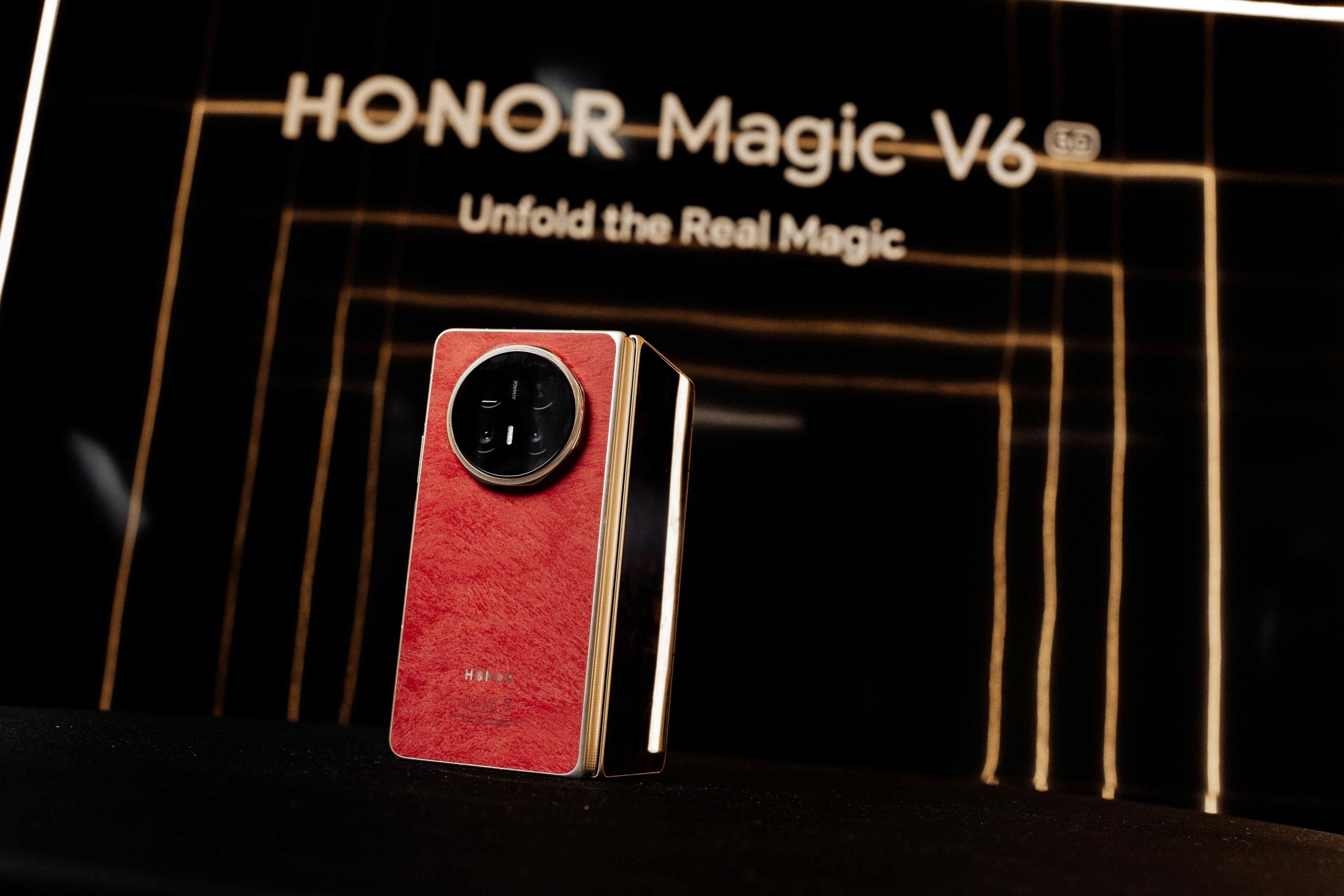 HONOR predstavlja HONOR Magic V6 u Srbiji: ultimativni AI preklopni flagship koji spaja ultra-tanak i izdržljiv dizajn saproduktivnošću kroz različite ekosisteme