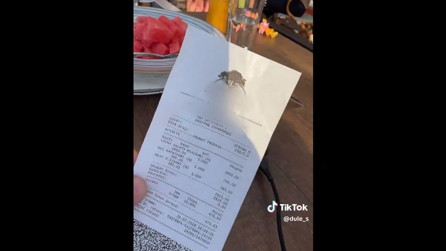 Naručio voćnu salatu na Adi Ciganliji: Zbog onog što su mu naplatili 1.650 dinara ljudi su u neverici Naručio voćnu salatu na Adi Ciganliji: Zbog onog što su mu naplatili 1.650 dinara ljudi su u neverici