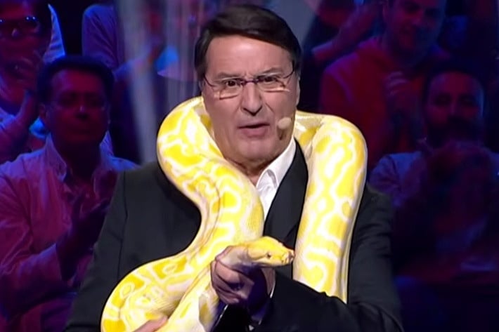 Zmija u studiju RTS-a: Memedović je stavio oko vrata, reakcije Tragača su hit Zmija u studiju RTS-a: Memedović je stavio oko vrata, reakcije Tragača su hit