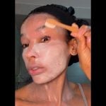 Žene na Tiktoku trljaju lice četkicom za zube i tvrde da zbog toga imaju porcelansku kožu: Šta kažu stručnjaci? Žene na Tiktoku trljaju lice četkicom za zube i tvrde da zbog toga imaju porcelansku kožu: Šta kažu stručnjaci?