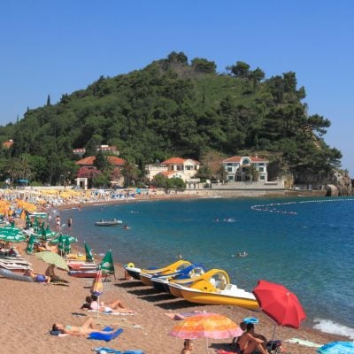 Crna Gora promenila pravila na plažama: Posle 17 sati ležaljke besplatne, ali ne za sve
