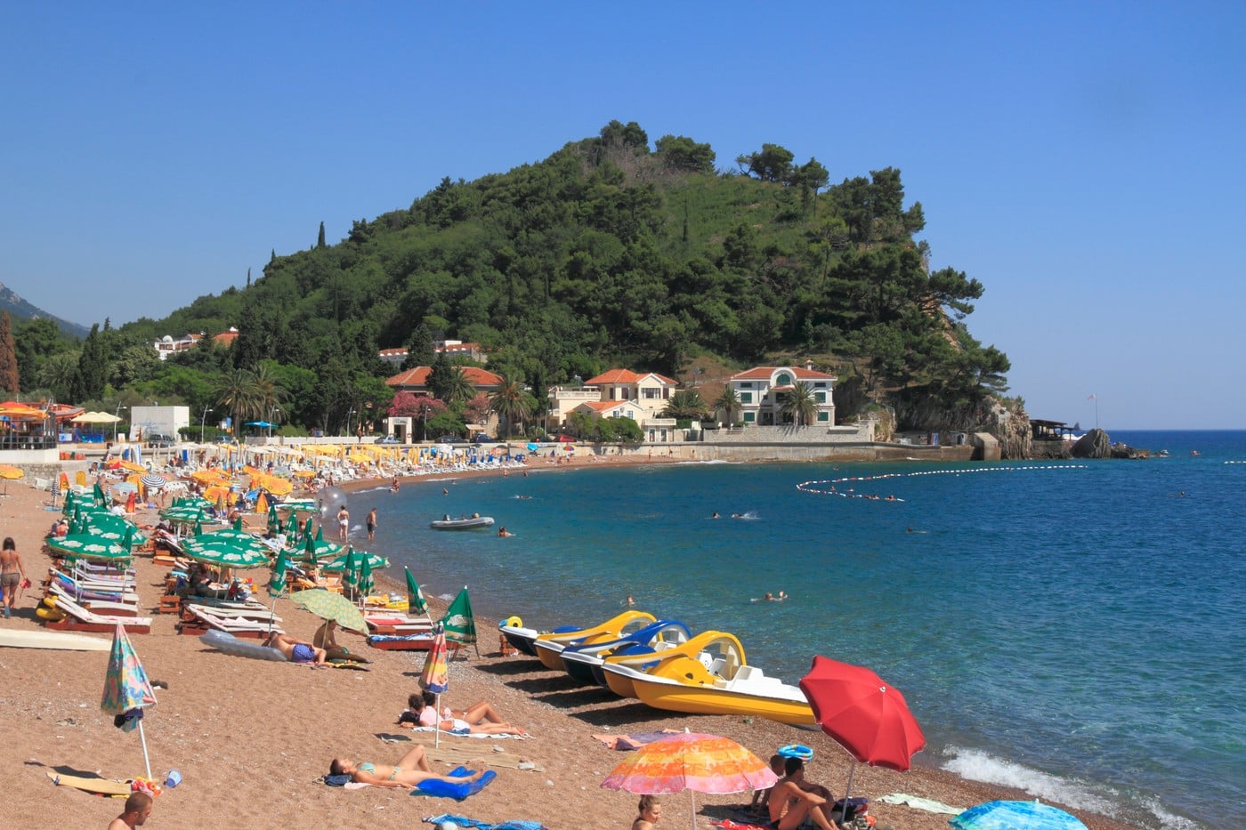 Crna Gora promenila pravila na plažama: Posle 17 sati ležaljke besplatne, ali ne za sve