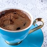 Koliko kašičica kafe treba staviti u džezvu? Pravi odnos za savršenu tursku kafu kafe