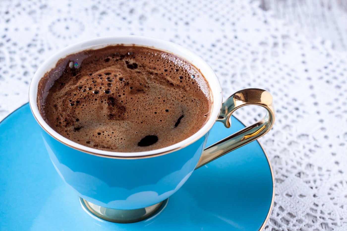 Koliko kašičica kafe treba staviti u džezvu? Pravi odnos za savršenu tursku kafu kafe