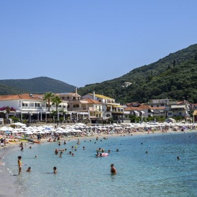 Potez srpskih turista na plaži u Grčkoj razbesneo ljude na mrežama: "Ovo je užas, plati i budi gospodin"