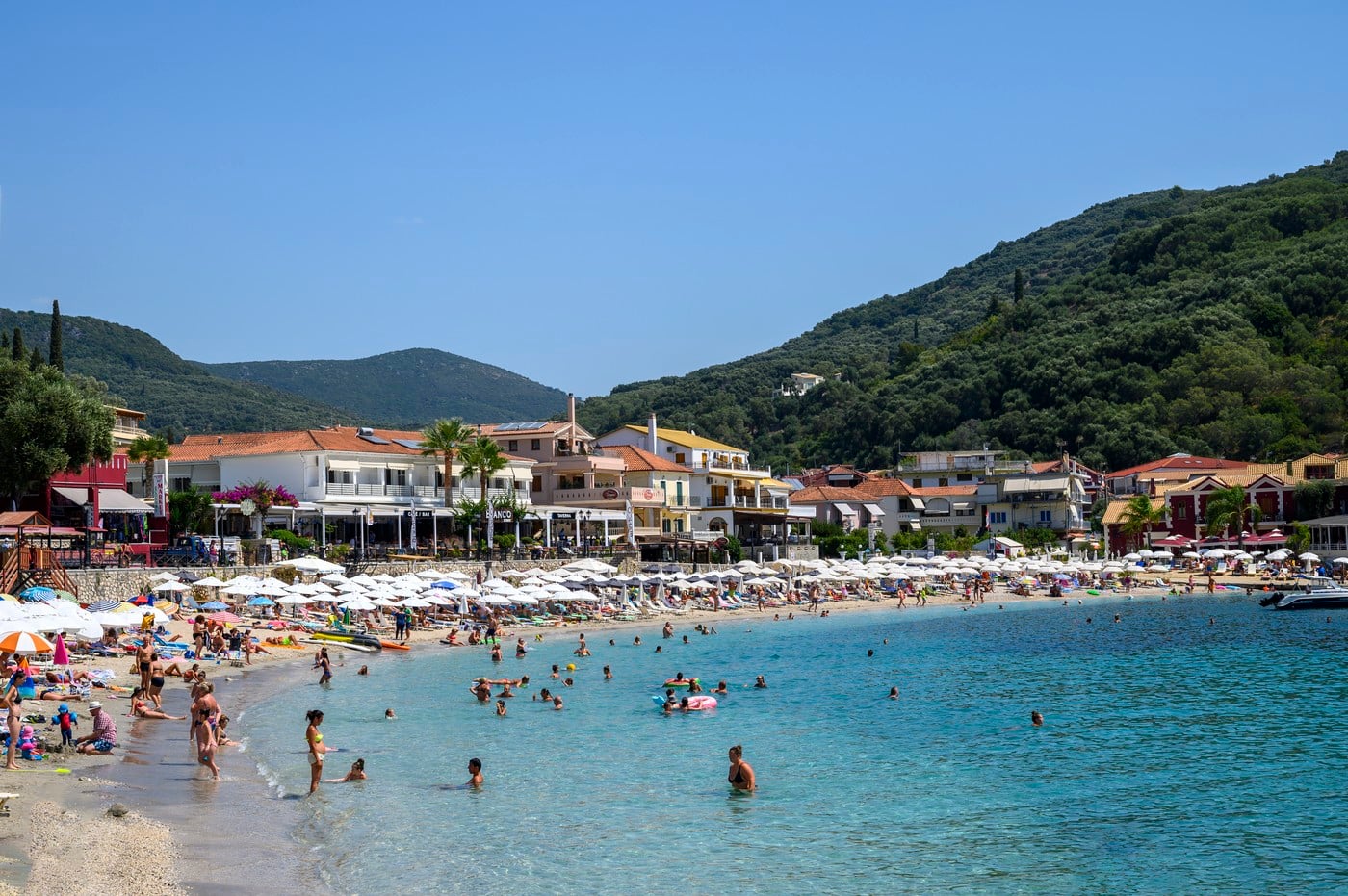 Potez srpskih turista na plaži u Grčkoj razbesneo ljude na mrežama: "Ovo je užas, plati i budi gospodin"