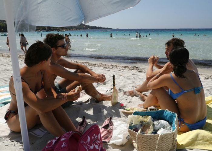 Paradajz turisti level pro: Mislili smo da smo videli sve na grčkim plažama, a onda je neko izvadio plinski roštilj