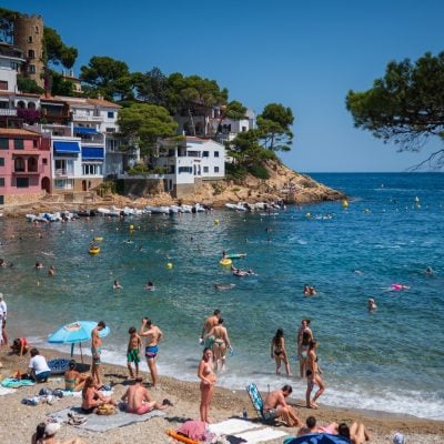 Par pokazao kako čuva stvari na plaži: Ljudi im poručili: "Isprobajte balkansku metodu"