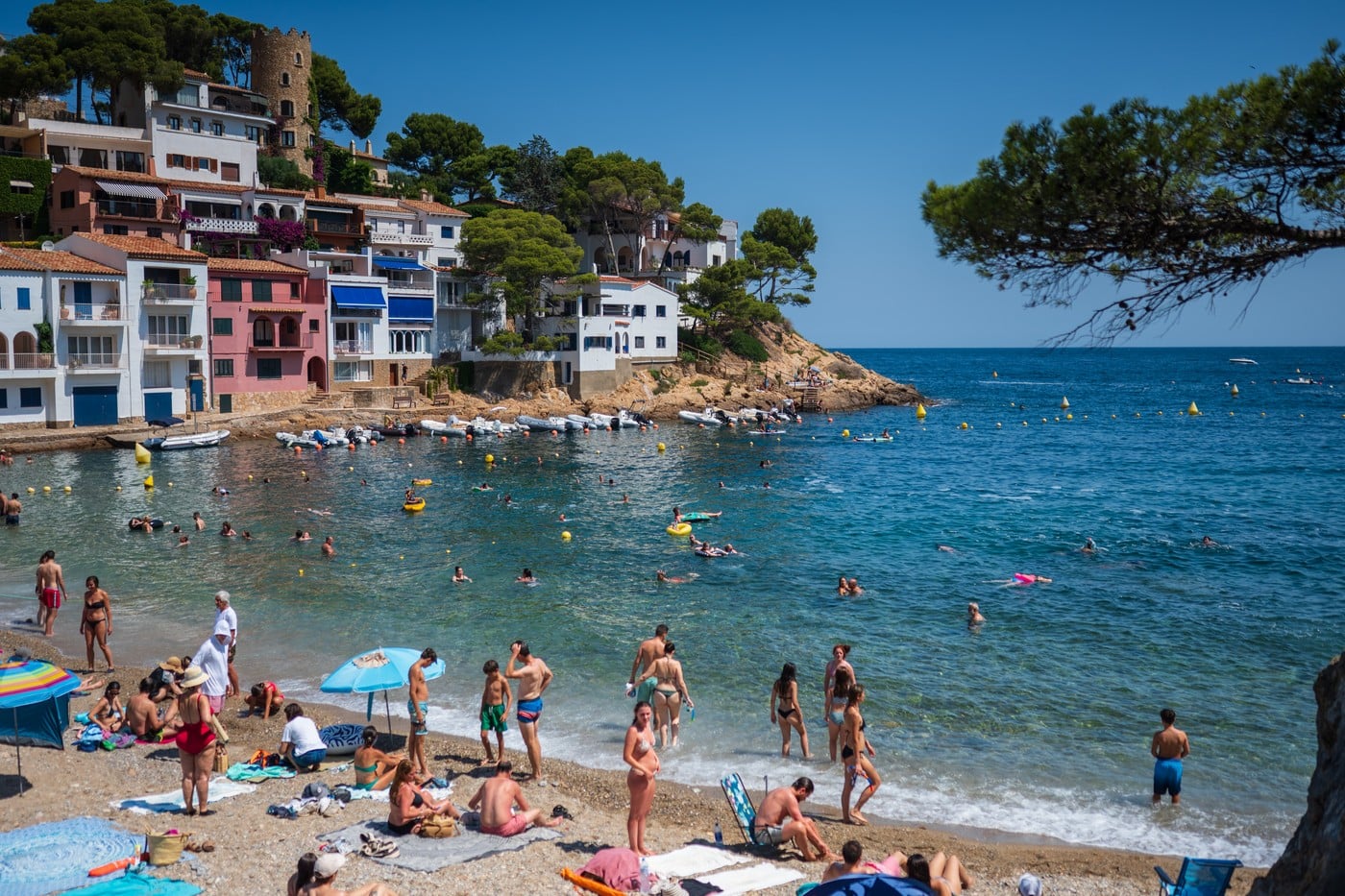 Par pokazao kako čuva stvari na plaži: Ljudi im poručili: "Isprobajte balkansku metodu"